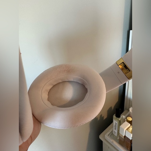 Beats Solo 3 Wireless Headphones - Gold - Picture 5 of 10